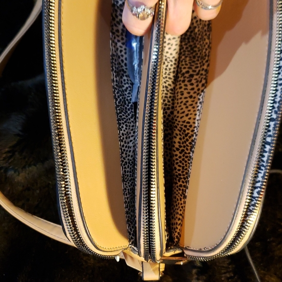 An Alyssa Handbag with the most Pockets you'll ever see on a purse! - Picture 7 of 11